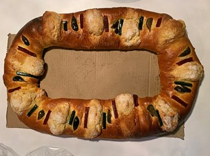 Image of food dish Rosca de Reyes, traditionally eaten in Mexico.
